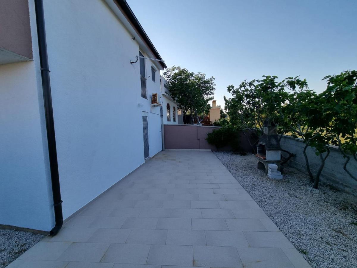 Apartments Ema Vir Bagian luar foto