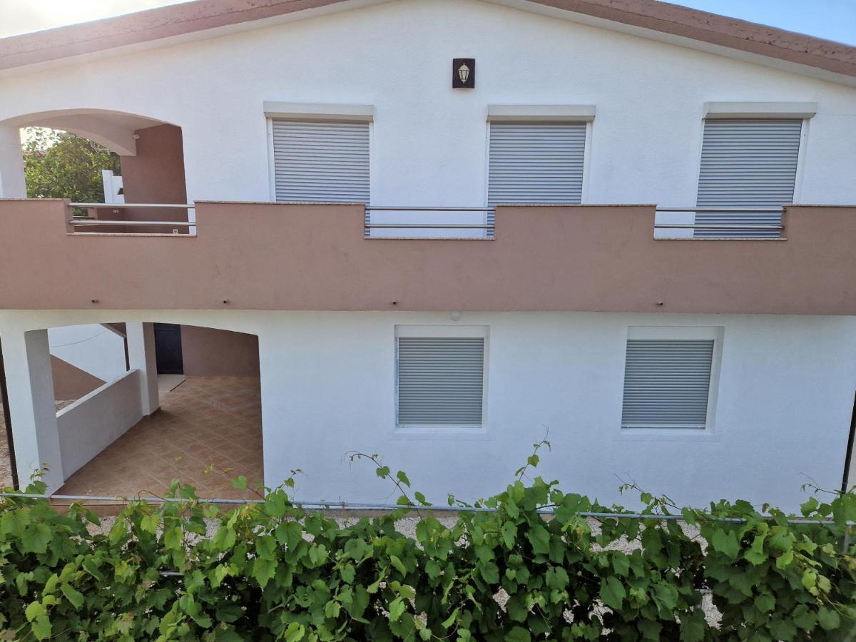 Apartments Ema Vir Bagian luar foto