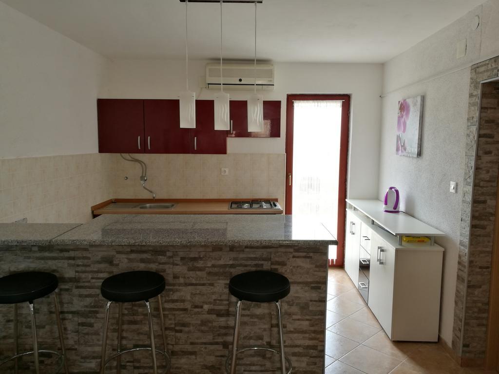 Apartments Ema Vir Bagian luar foto